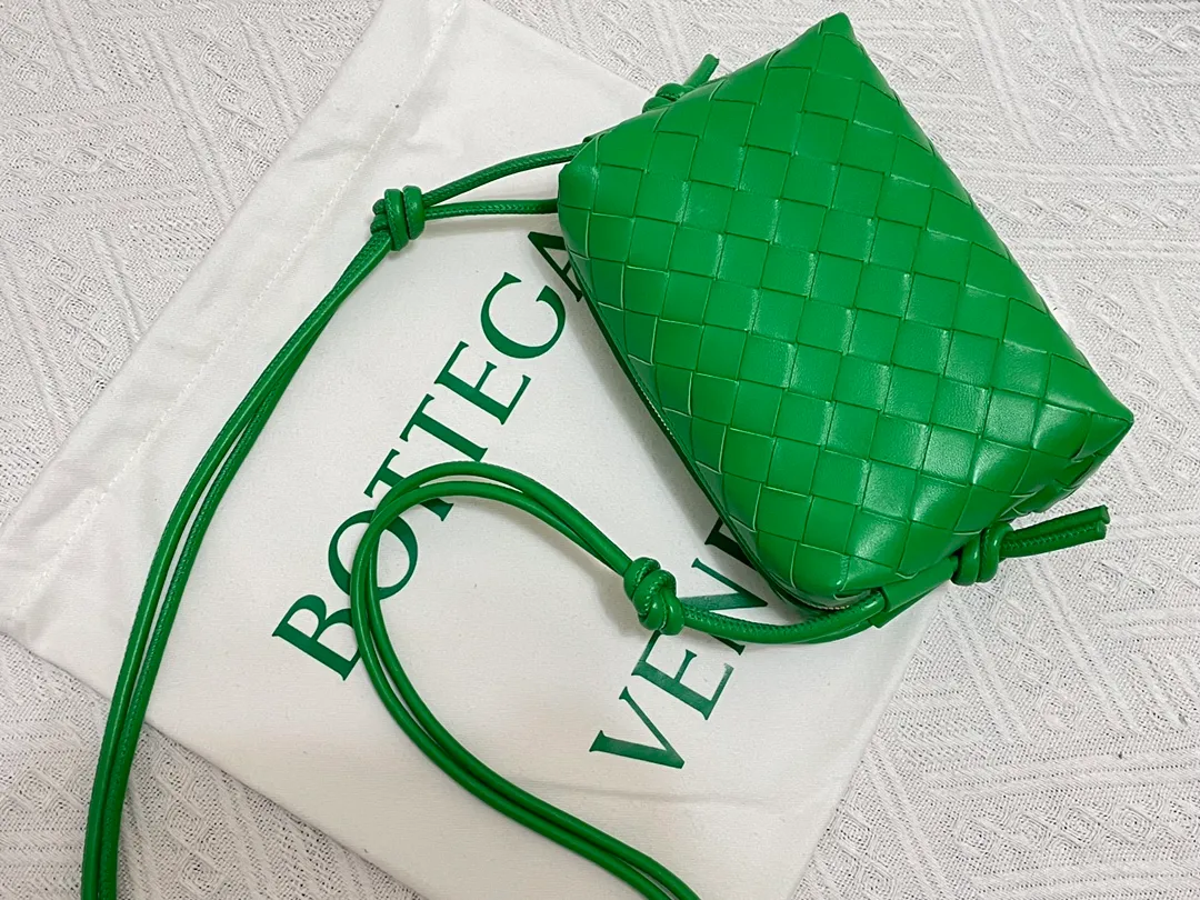 The styles of the niche woven small square bags are more fashionable, and they are lighter than the cloud bag! And the capacity is much larger, this is just a cute little bag that can cross all age groups, and the large woven grid does not look old-fashioned. This is a very excellent small bag! Size: 17cm*10cm*6cm